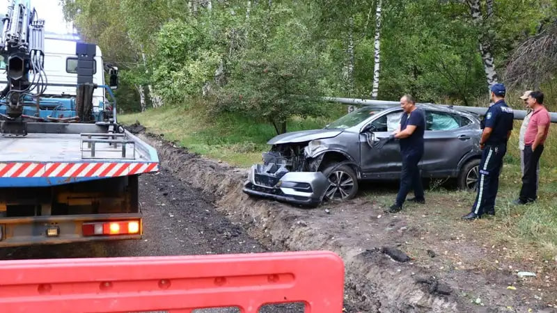 На спуске с Медеу в Алматы автомобиль каршеринга вылетел с дороги