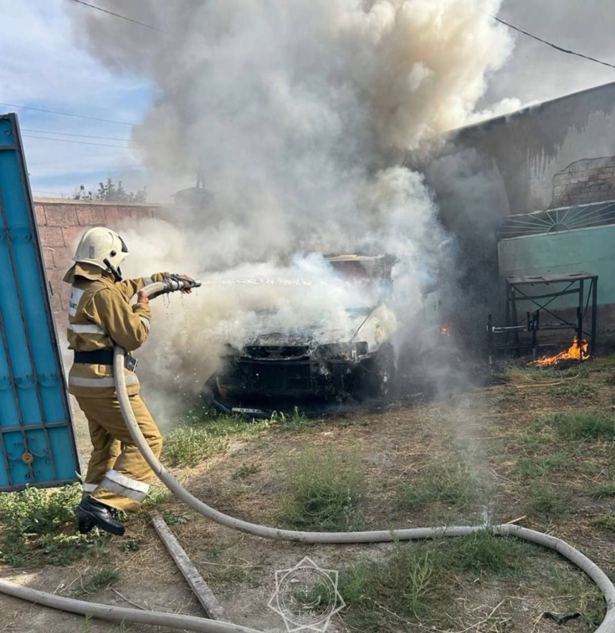 Спасатели МЧС потушили два горящих автомобиля