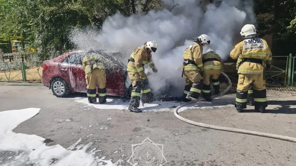 Во дворе Шымкента загорелся автомобиль