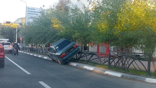 В Костанае автомобиль налетел на ограждение