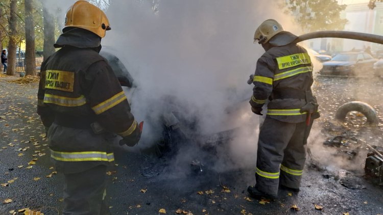 Автомобиль и скутер загорелись в Павлодаре