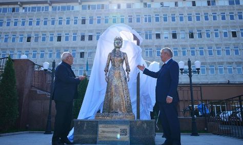 В Алматы ко Дню Республики появилась скульптура-покровительница студентов