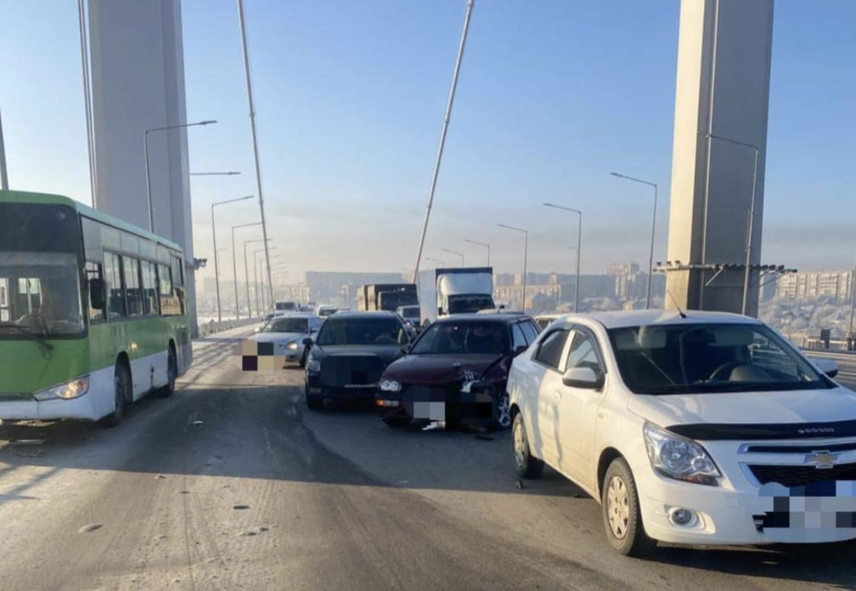 В Семее из-за массовой аварии произошел затор на подвесном мосту