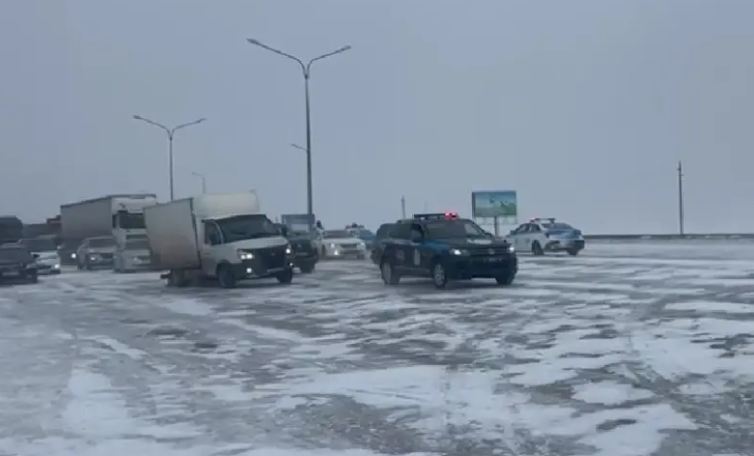 В Акмолинской области из-за непогоды пришлось сопроводить по трассам более 700 авто