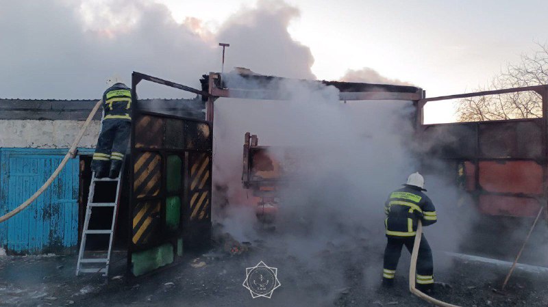 В Степногорске на территории частного жилого дома загорелся гараж и автомобиль