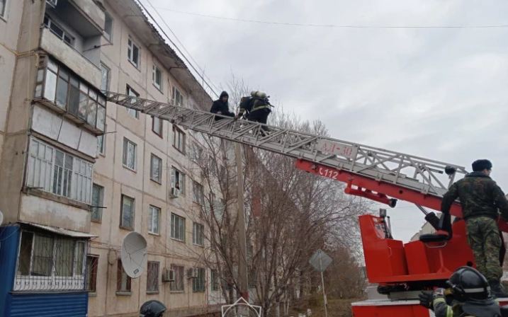 В Уральске во время пожара мужчину спустили по автолестнице