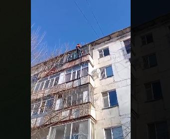 В Астане спасатели пришли на помощь к бабушке