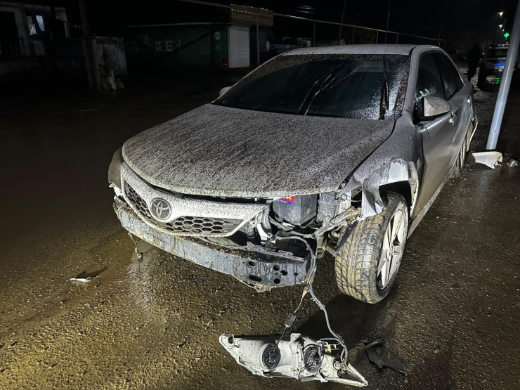 В Алматинской области автомобиль влетел в кучу грунта, наказали дорожников