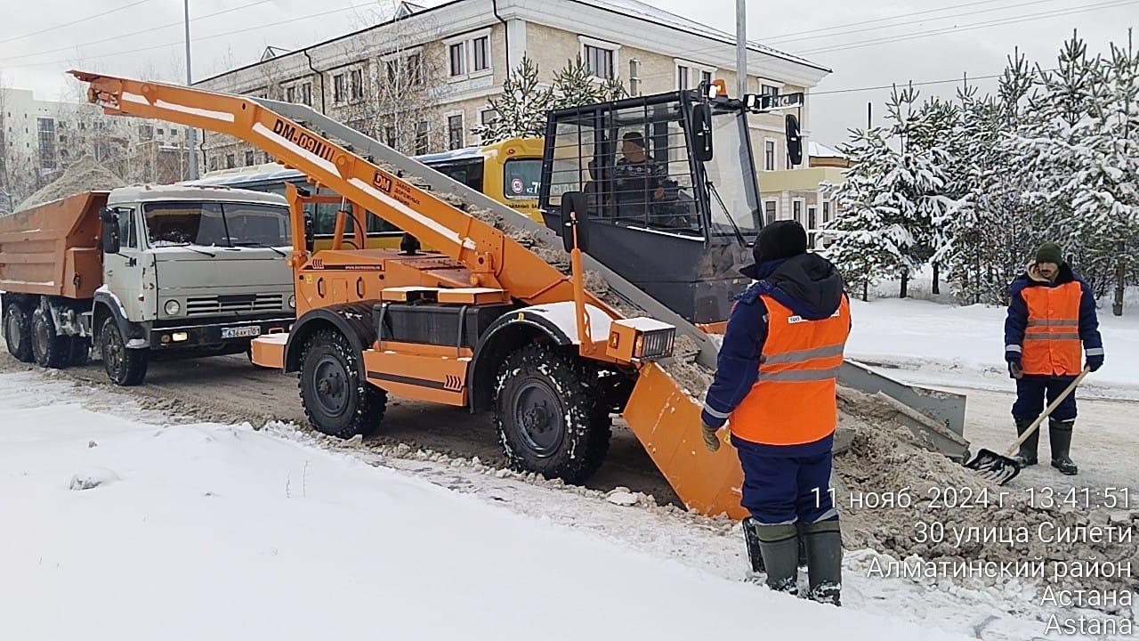 Непогода в Астане: как коммунальщики борются с последствиями снегопада