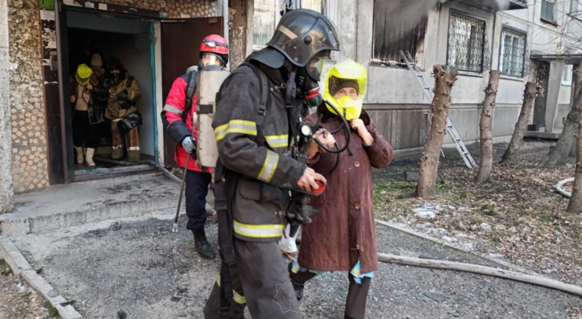 Спасатели МЧС при пожаре спасли 6 человек в Усть-Каменогорске