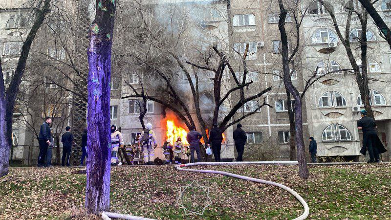 Ребенка спасли из горящей квартиры в Алматы