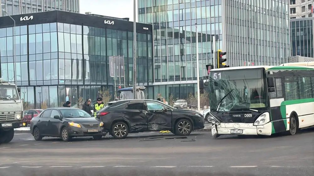 В столице произошла авария с участием автобуса