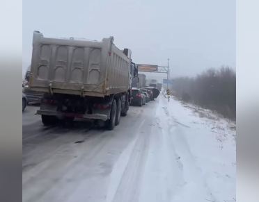 На юге РК сильный снегопад парализовал движение на трассах