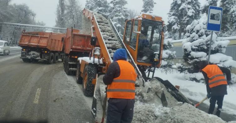 Акимат Алматы предупредил водителей и пешеходов