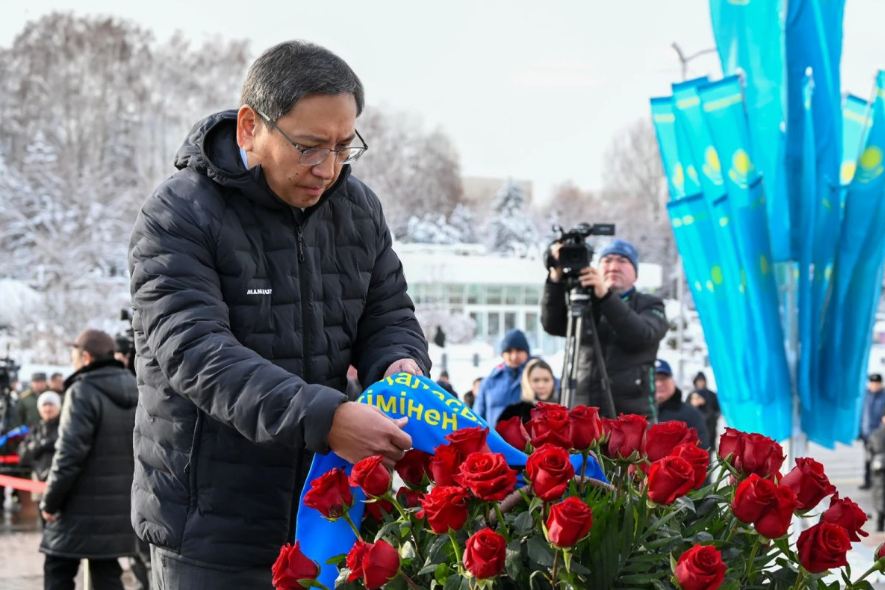 Аким Алматы возложил цветы к монументу Независимости