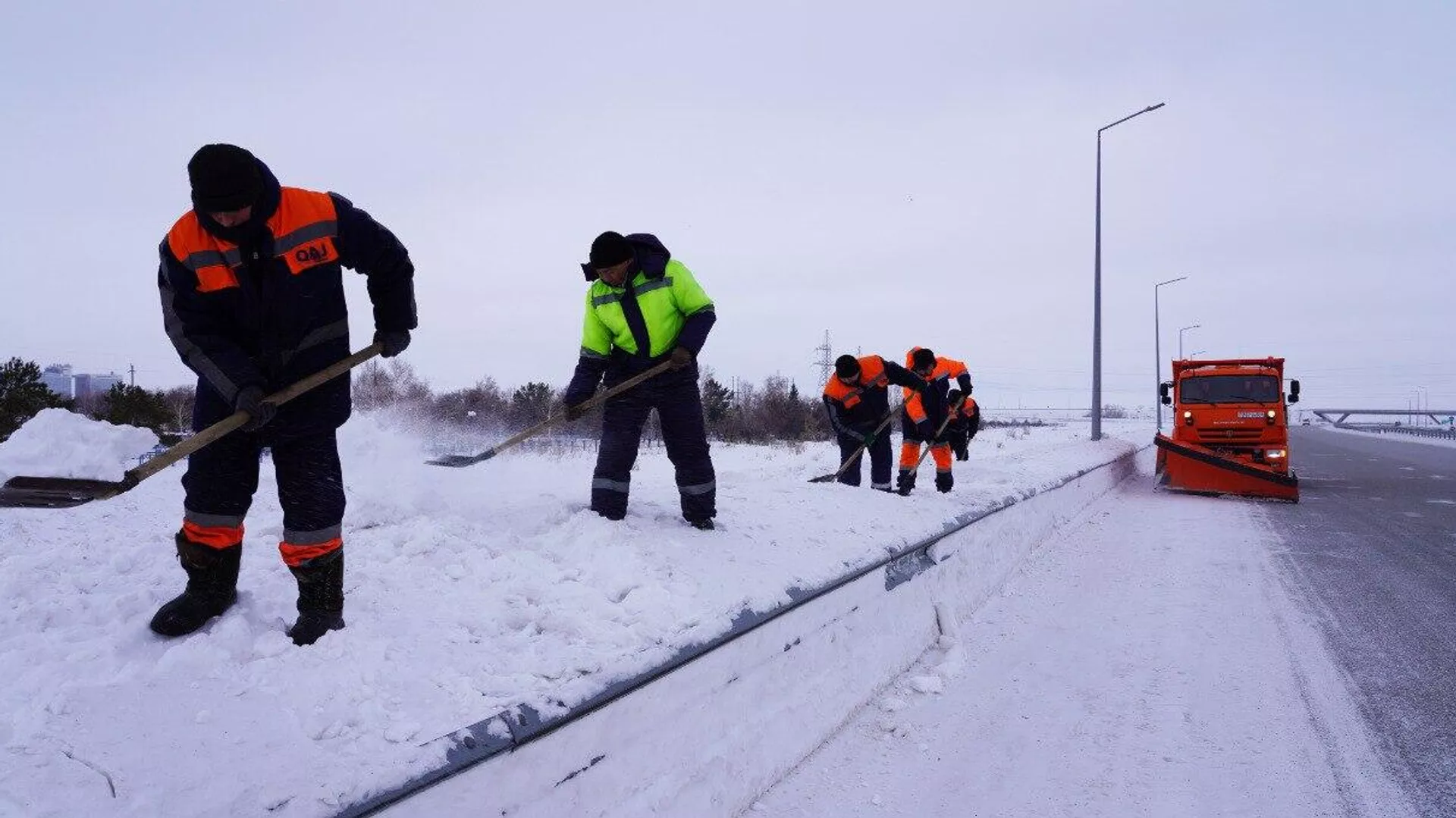 Дорожные службы Казахстана работают в усиленном режиме в новогодние праздники