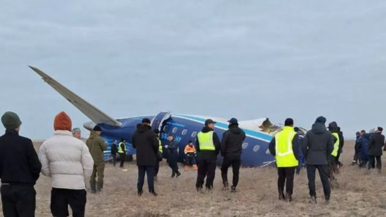 На месте крушения самолета в Актау обнаружены тела четырех погибших