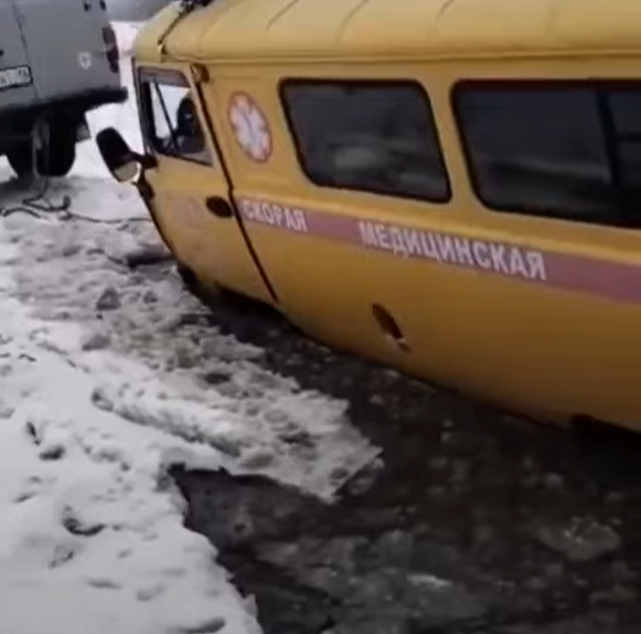 Машина скорой помощи застряла в луже в ВКО