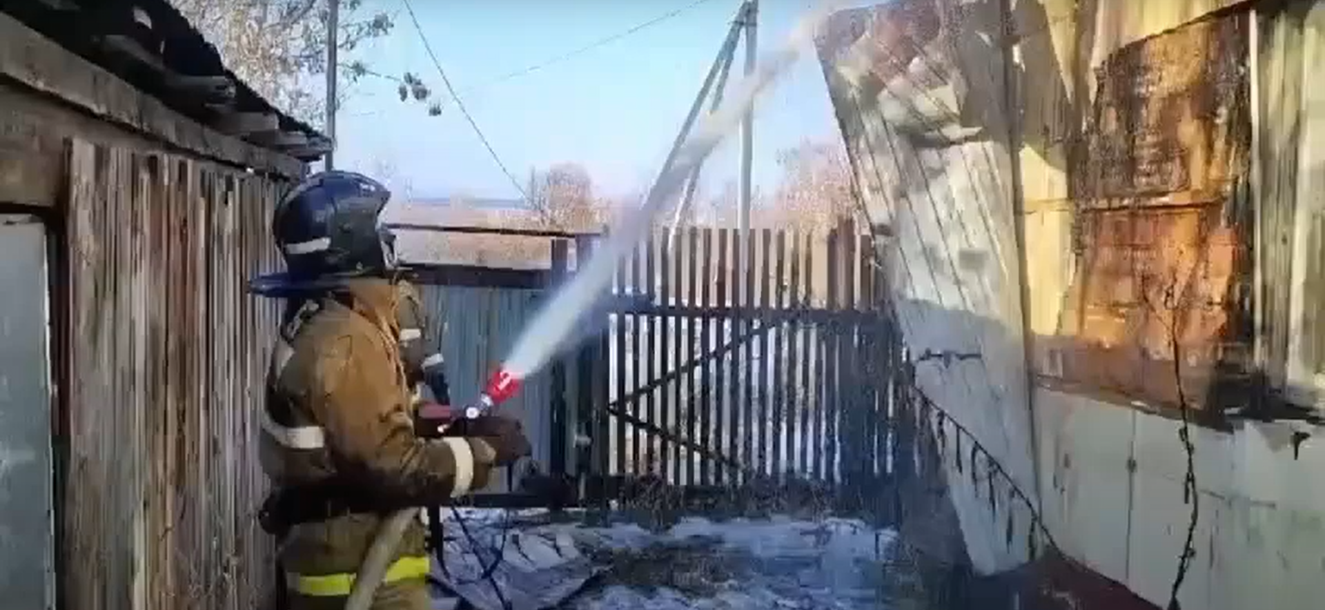 Крупный бытовой пожар произошел в Усть-Каменогорске