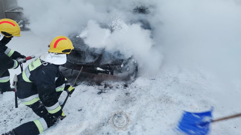 В Костанайской области спасатели предотвратили взрыв при тушении автомобиля и гаража