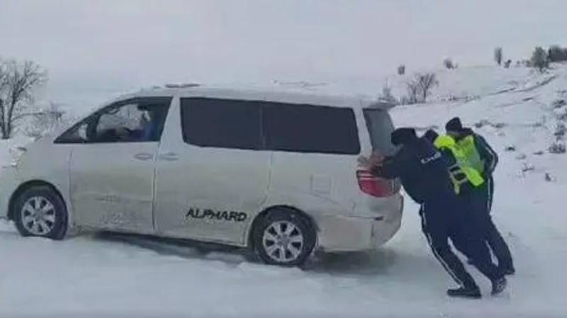 Полицейские Туркестанской области помогли водителю грузовика, слетевшего в кювет