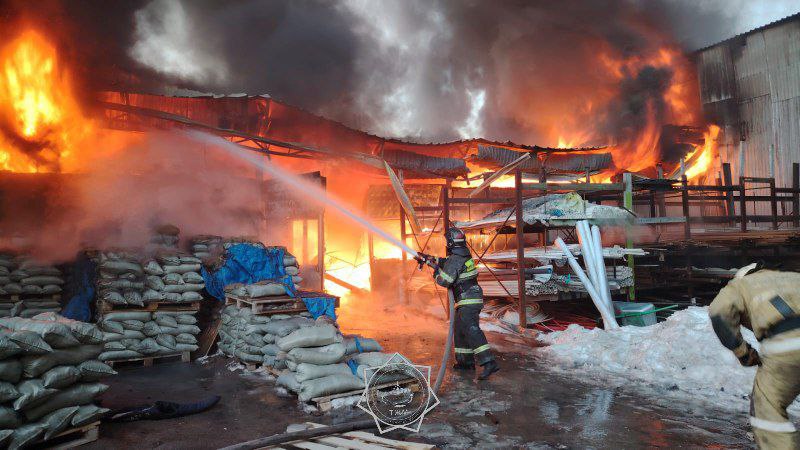 Склад магазина стройматериалов горит в Алматинской области