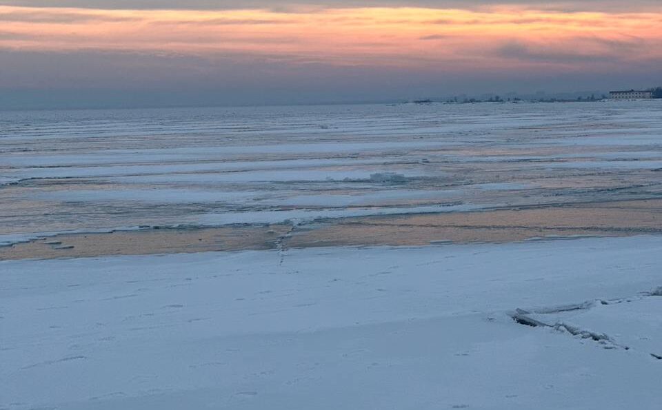 В Капшагайское водохранилище вылили моторное масло