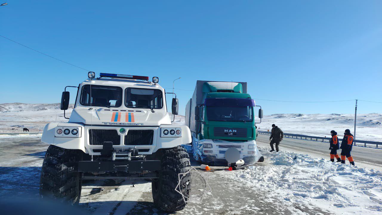 Пять суток на морозе: спасатели МЧС помогли водителю фуры