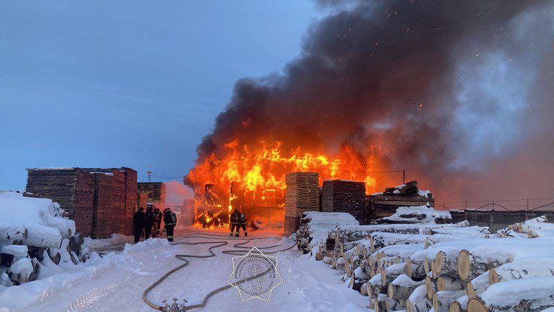 Гараж с двумя грузовиками горит в Петропавловске