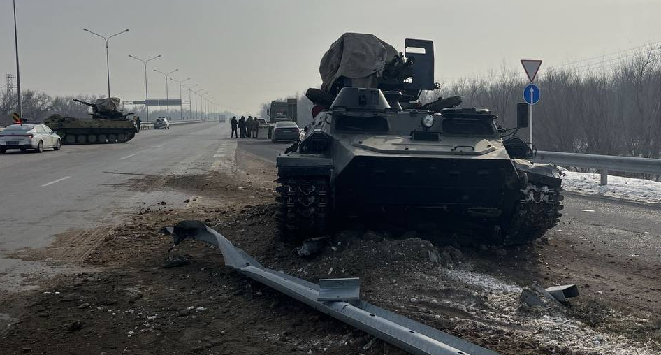 Два военных тягача выпали на трассе Алматы – Усть-Каменогорск и врезались в полицейский автомобиль