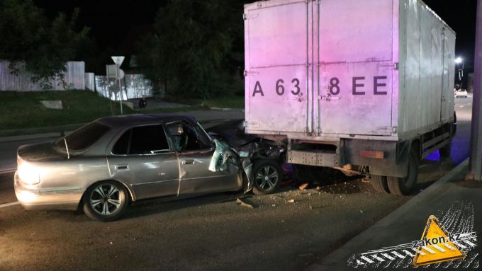 Автомобиль на полном ходу влетел в стоячий грузовик в Алматы