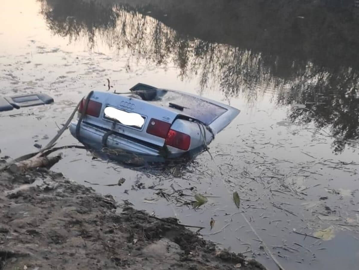 Авто утонуло в реке в Уральске, погибли трое детей