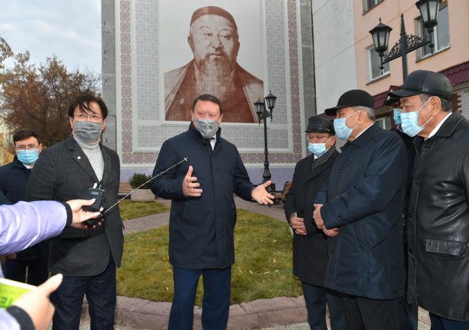 В Петропавловске установили керамическое панно Абая