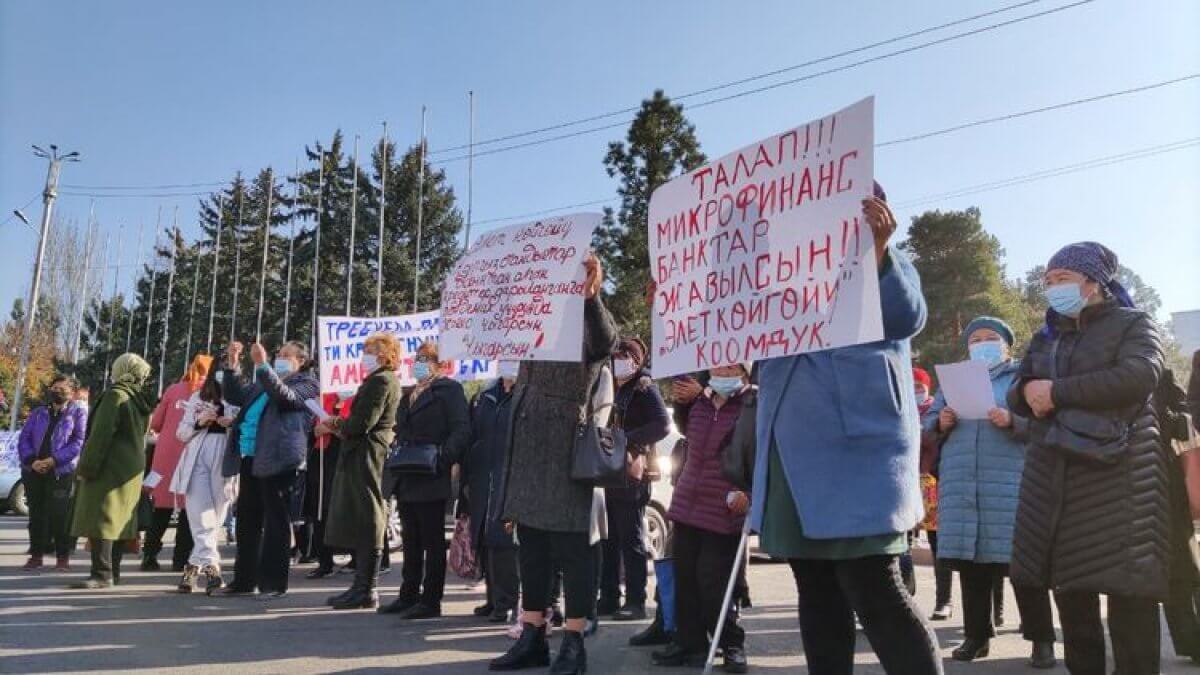 В Бишкеке люди снова вышли на митинги