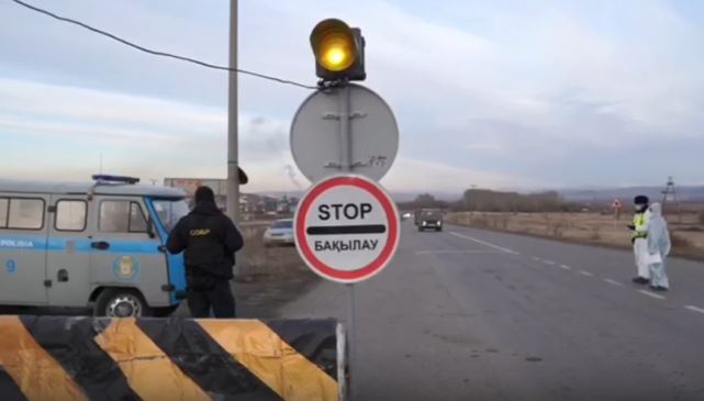 В ВКО полицейские просят автовладельцев проявлять терпение при пересечении блокпостов