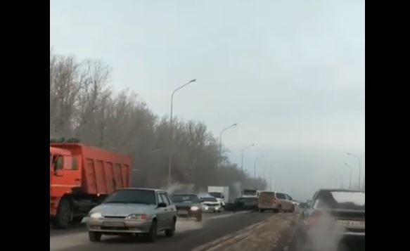 В Нур-Султане из-за гололеда столкнулись пять машин