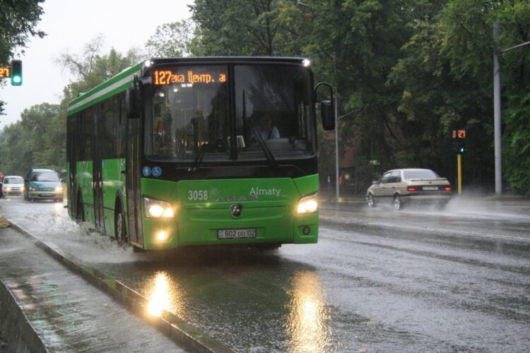 В Алматы стало больше автобусов с Wi-Fi, но алматинцы всё равно недовольны