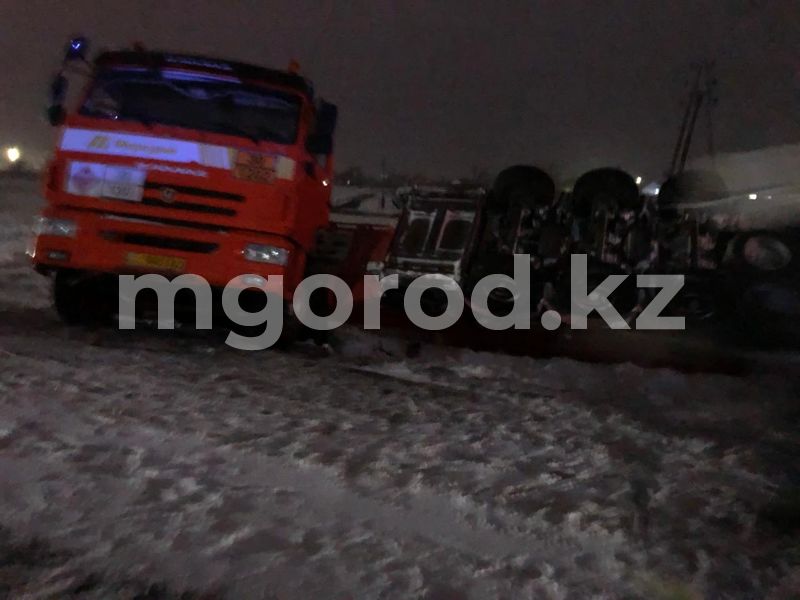 В ЗКО на трассе перевернулся КамАЗ с бензином 