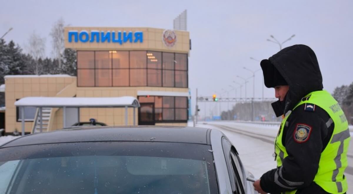 Все дороги патрулируют в Жанаозене в связи с вооруженным налетом на инкассаторов