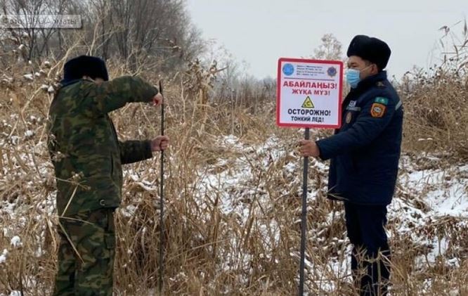 На алматинских водоемах устанавливают знаки, запрещающие выход на лед