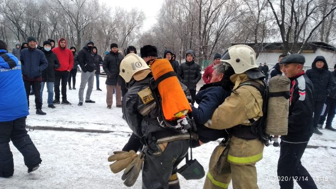 Мужчина в гипсе оказался в ловушке в горящем общежитии