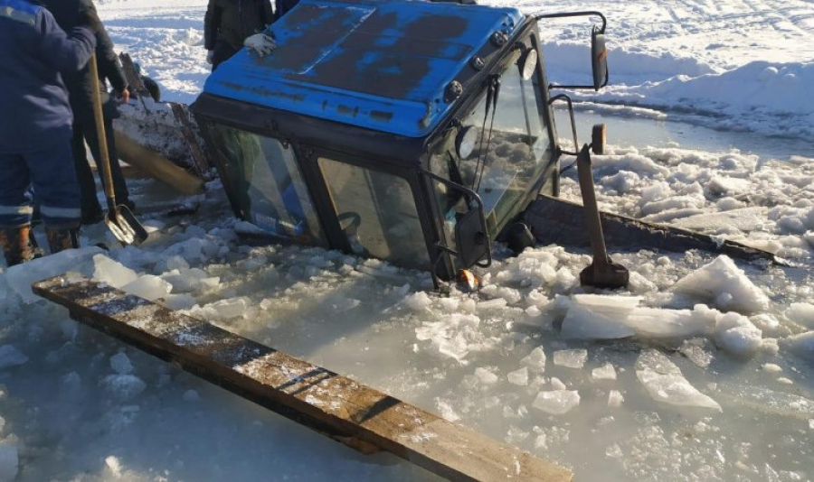 В центральном парке Караганды под лед провалился трактор