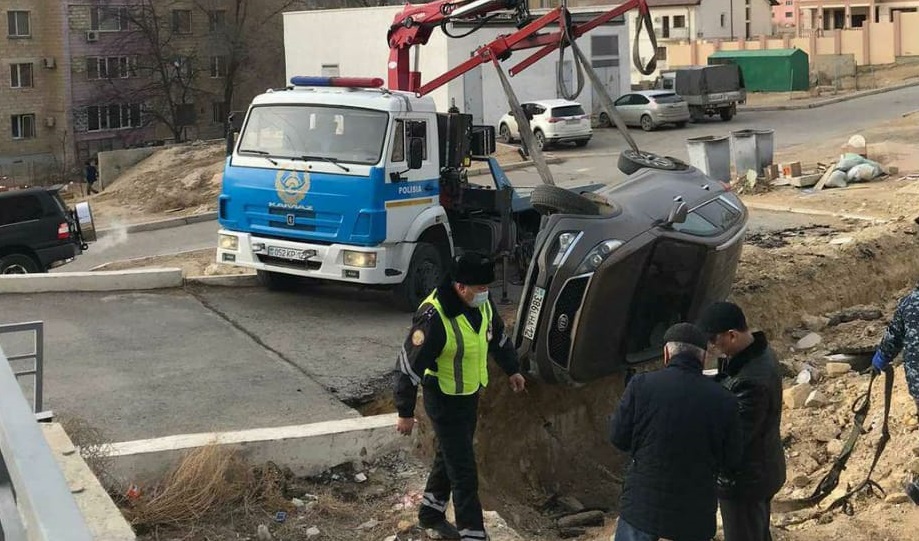 Автомобиль провалился в траншею в Актау