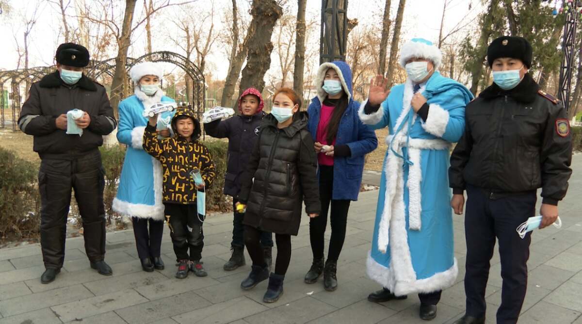 Полицейские Туркестана, нарядившись Дедом Морозом и Снегурочкой, устроили жителям сюрприз 