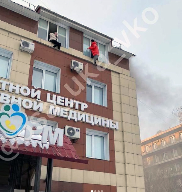 В Усть-Каменогорске люди в панике пытались выпрыгнуть с четвертого этажа горящего здания