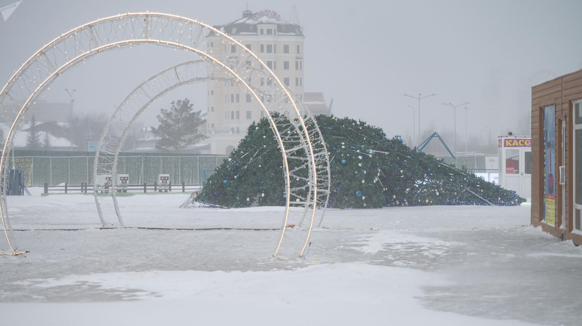 В Нур-Султане из-за сильного ветра и метели упала городская елка 