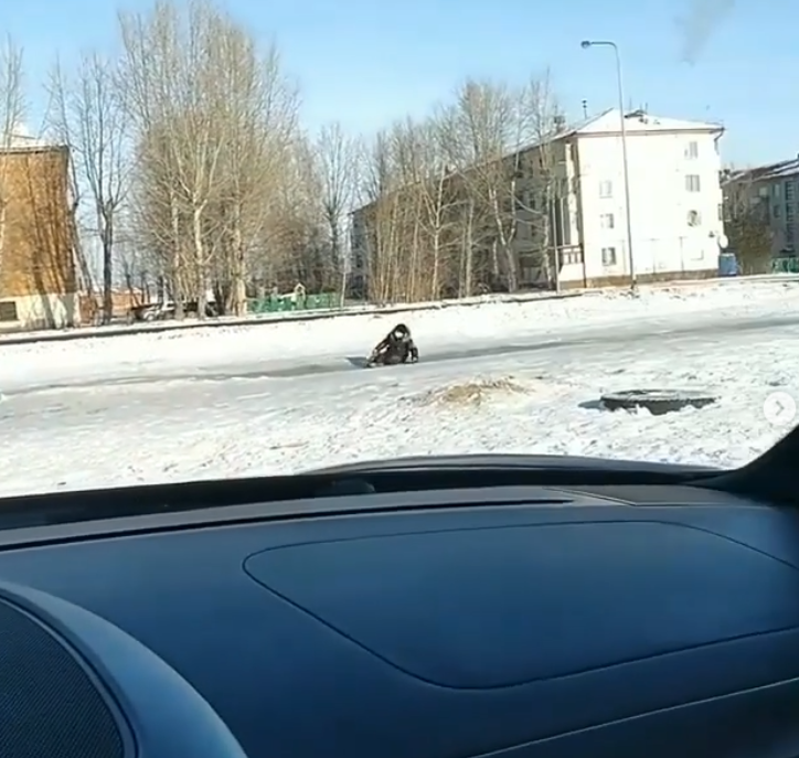 «Не для своих детей прошу»: за автором необычной жалобы в Казнете «охотятся» девушки