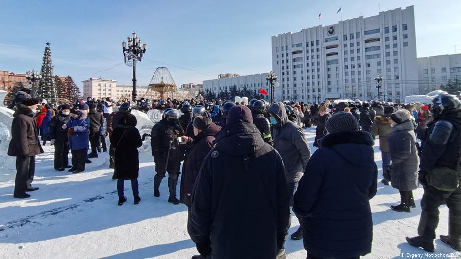 В городах России проходят задержки участников массовых протестов в поддержку Навального