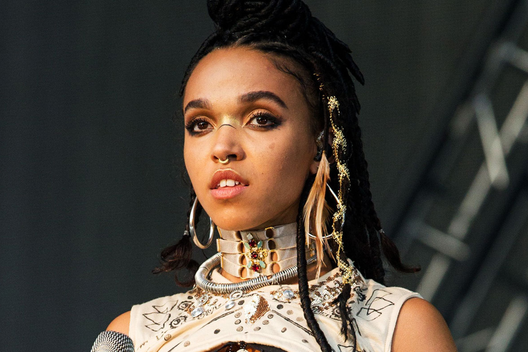 FKA twigs рассказала о токсичных отношениях с Шайей Лабафом