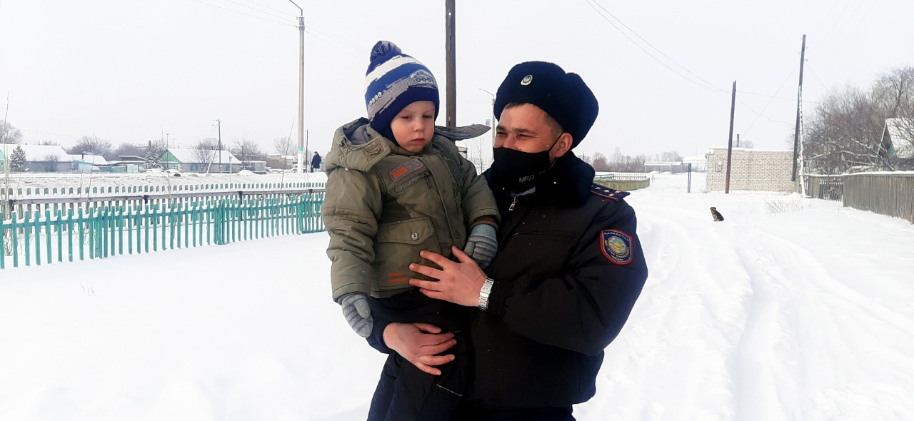 Двух маленьких детей спасли от бродячих собак в ВКО